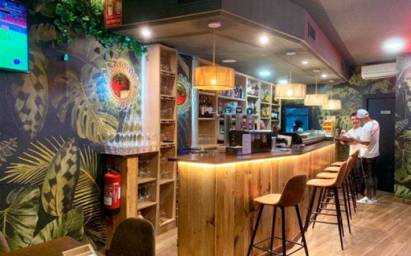 Barra de bar con diseño de interiores de Artisnova